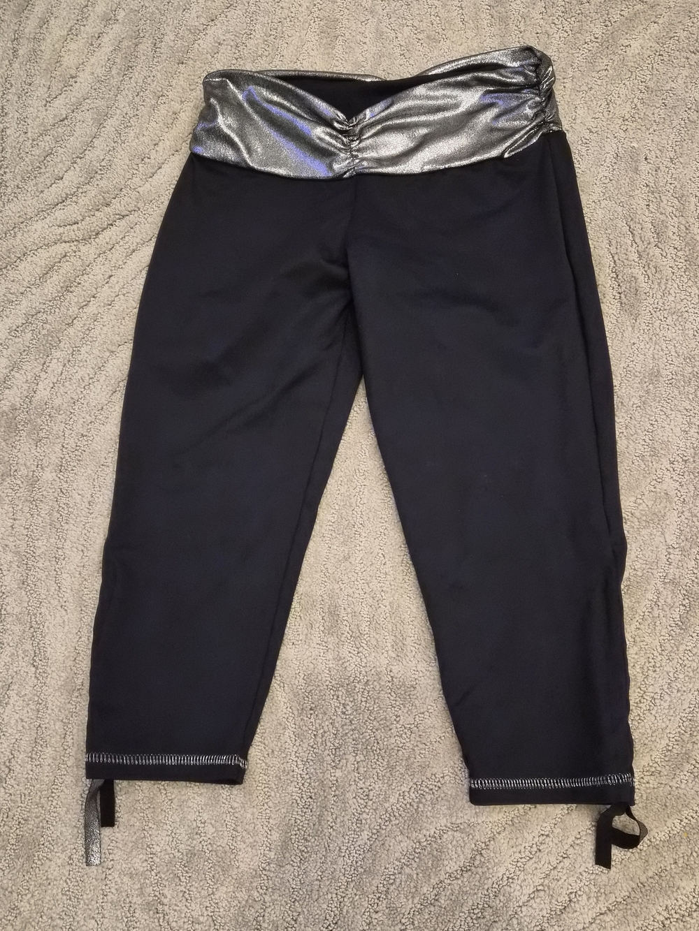Bluefish Black Capri Leggings with Metallic Silver Waistband - Siize Medium